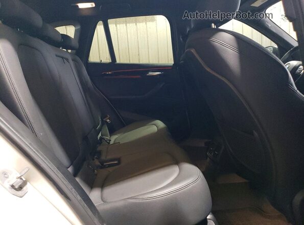 WBXHT3C39J3H33008 2018 BMW X1 White Вид задньої частини салону