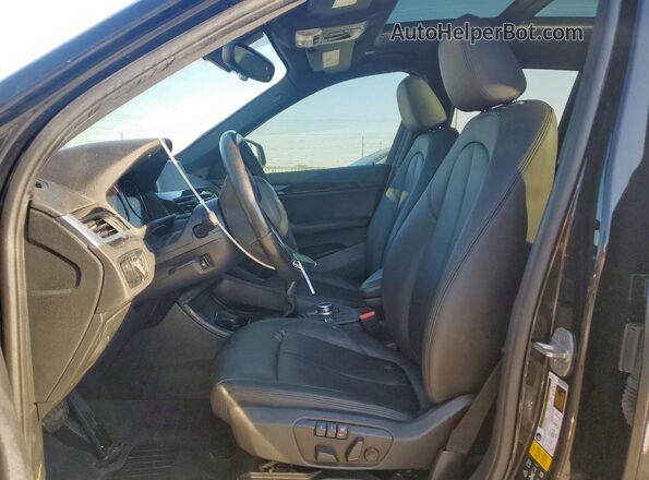 WBXHT3C39J5L27103 2018 BMW X1 Black Widok wnętrza z przodu