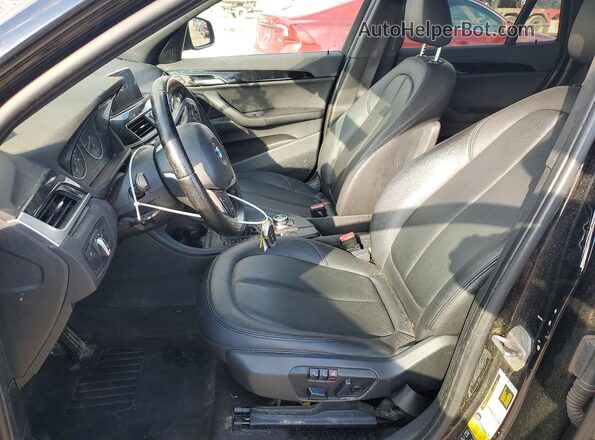 WBXHT3Z39J4A65924 2018 BMW X1 Черный Вид салона спереди