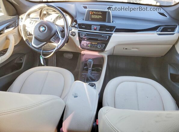 WBXHU7C33H5H33993 2017 BMW X1 Зеленый Вид панели приборов