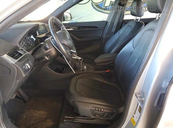 WBXHU7C34J5H41347 2018 BMW X1 Серебряный Вид салона спереди