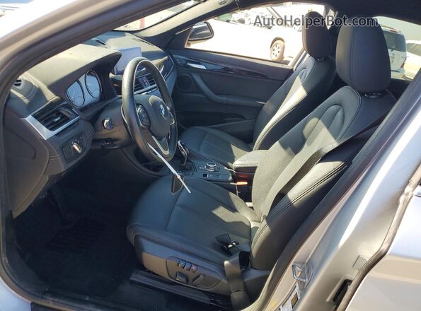 WBXJG7C00M3M74252 2021 BMW X1 Серебряный Вид салона спереди