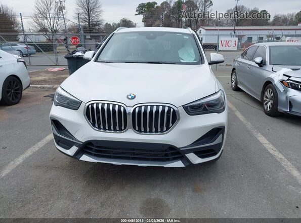 WBXJG7C04M5U36799 2021 BMW X1 White ხელსაწყოთა პანელის ხედი