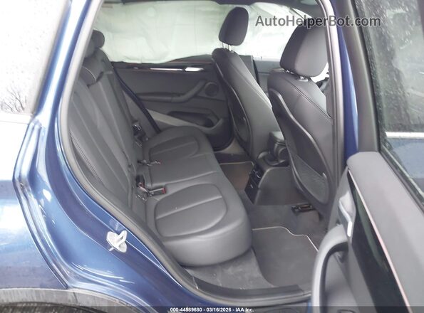 WBXJG9C08N5V17446 2022 BMW X1 Blue Vista de la etiqueta del VIN