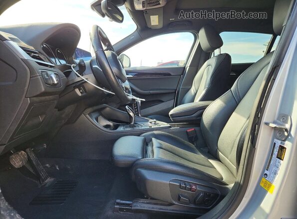 WBXYH9C04L5P15675 2020 BMW X2 Silver Widok wnętrza z przodu