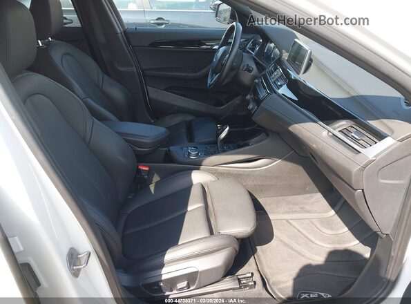 WBXYH9C08M5S40758 2021 BMW X2 White Front interior view