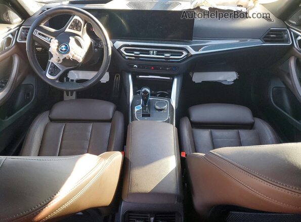 WBY33AW0XNFM84490 2022 BMW I4 Maroon Widok deski rozdzielczej