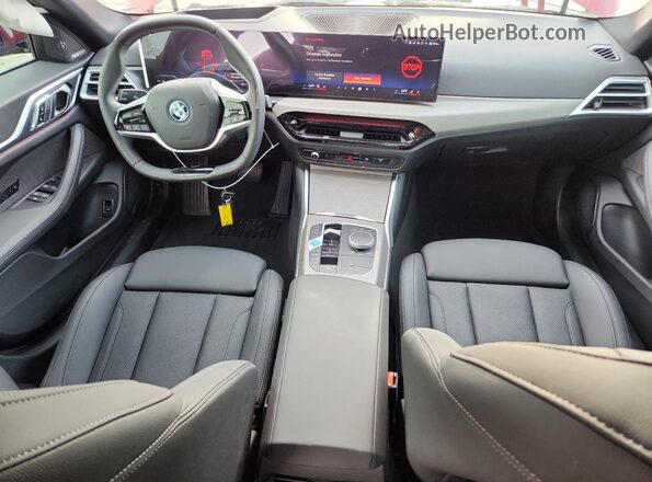 WBY43HD05SFU11197 2025 BMW I4 Красный Вид панели приборов