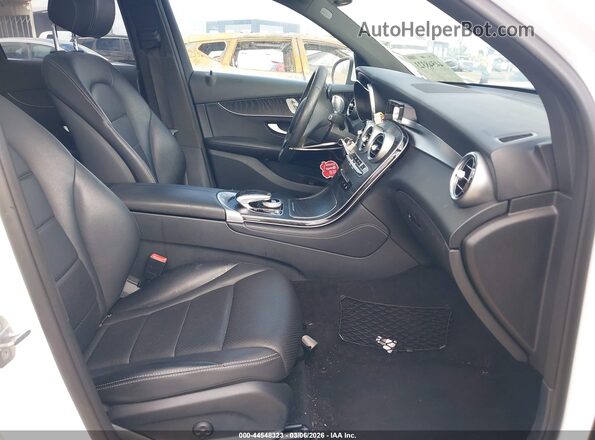 WDC0G4JB5HV002452 2017 MERCEDES-BENZ GLC 300 Белый Вид салона спереди