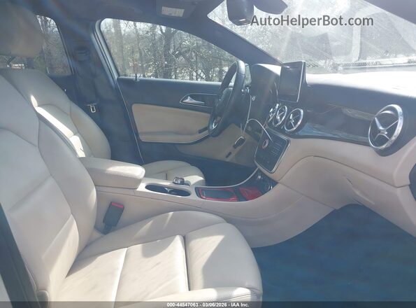WDCTG4EB0GJ207187 2016 MERCEDES-BENZ GLA 250 White Вид салону спереду