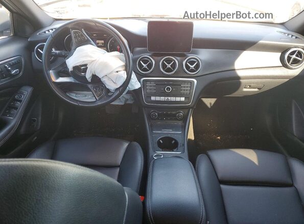 WDCTG4EB3KJ583696 2019 MERCEDES-BENZ GLA Gray Առջևի վահանակի տեսք