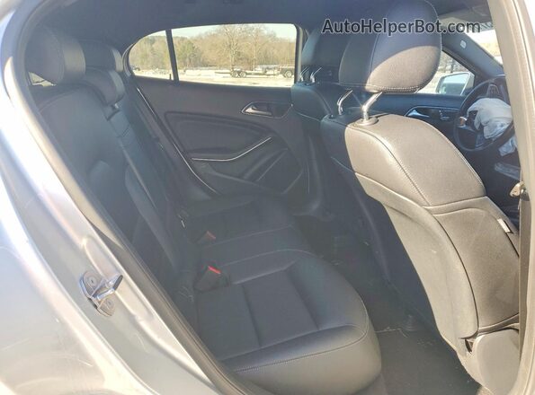 WDCTG4EB3KJ583696 2019 MERCEDES-BENZ GLA Gray Հետևի նստատեղերի տեսք