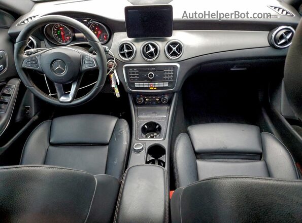 WDCTG4EB5JJ404850 2018 MERCEDES-BENZ GLA Black Widok deski rozdzielczej