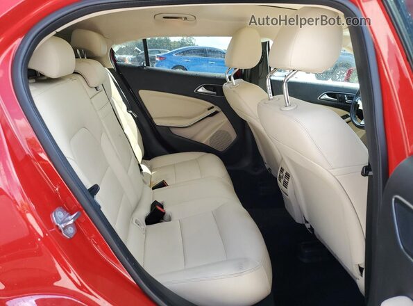 WDCTG4EB5KU003198 2019 MERCEDES-BENZ GLA Red Vista de los asientos traseros