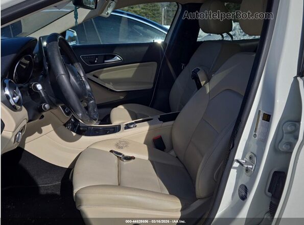 WDCTG4GB6JJ423372 2018 MERCEDES-BENZ GLA 250 Белый Вид салона спереди
