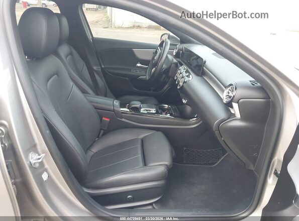 WDD3G4EB0KW021060 2019 MERCEDES-BENZ A 220 Champagne Вид салону спереду