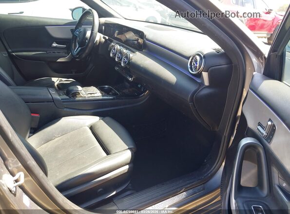 WDD3G4EB0KW025254 2019 MERCEDES-BENZ A 220 Gray Vista interior delantera