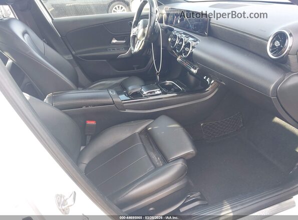 WDD3G4FB7KW006232 2019 MERCEDES-BENZ A 220 White Widok wnętrza z przodu