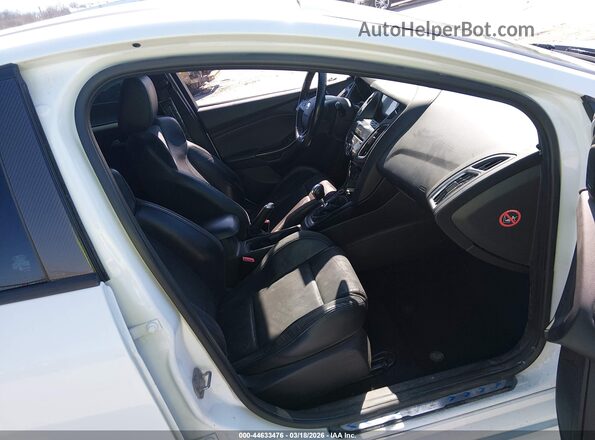 WF0DP3TH7H4119181 2017 FORD FOCUS RS Белый Вид салона спереди