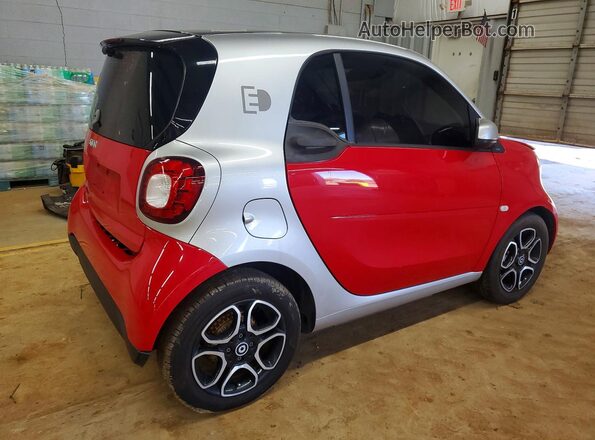 WMEFJ9BA9JK275648 2018 SMART FORTWO Серебряный Задняя правая четверть