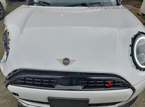 WMW23GD00S2X10068 2025 MINI COOPER White Вид задньої частини салону