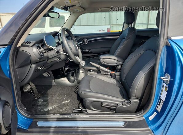 WMW33DH05R2W02634 2024 MINI COOPER Синий Вид салона спереди