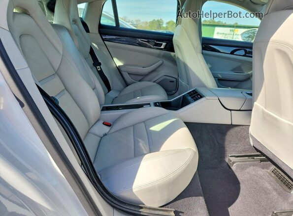 WP0AA2A79KL100477 2019 PORSCHE PANAMERA White Widok tylnych siedzeń