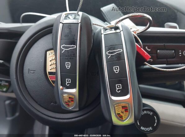 WP0AA2YA0SL009020 2025 PORSCHE PANAMERA Light Blue Vista del salpicadero