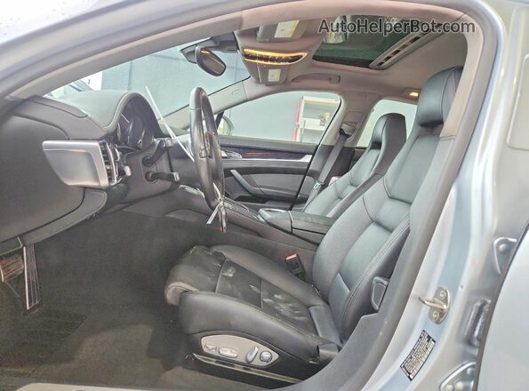 WP0AB2A73GL050177 2016 PORSCHE PANAMERA Серебряный Вид салона спереди
