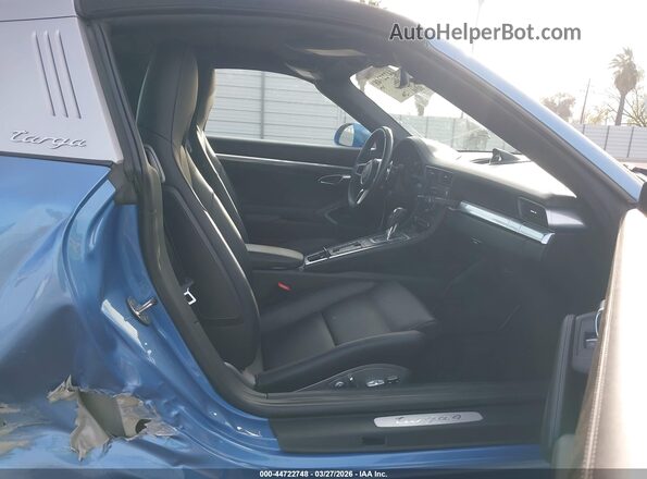 WP0BA2A92HS132224 2017 PORSCHE 911 Light Blue Вид салона спереди