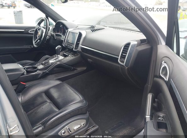 WP1AA2A27JKA05035 2018 PORSCHE CAYENNE Серебряный Вид салона спереди