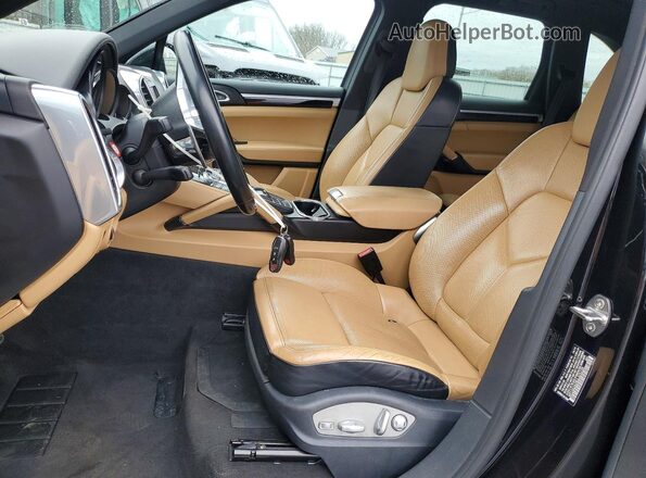 WP1AA2A28GLA05239 2016 PORSCHE CAYENNE Черный Вид салона спереди