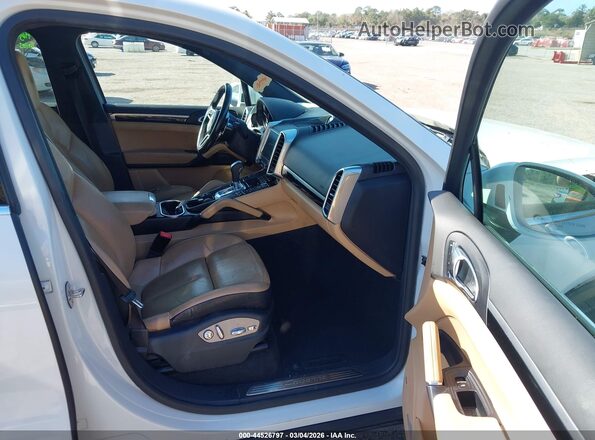 WP1AA2A29JKA01679 2018 PORSCHE CAYENNE White Widok wnętrza z przodu