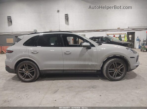 WP1AA2AY7PDA00371 2023 PORSCHE CAYENNE Gray Vista interior trasera