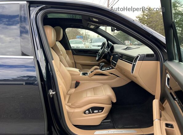 WP1AA2AY8LDA01720 2020 PORSCHE CAYENNE Black Widok z przodu
