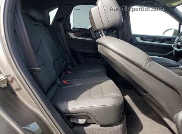 WP1AA2AY9RDA09740 2024 PORSCHE CAYENNE Gray Widok wnętrza z tyłu