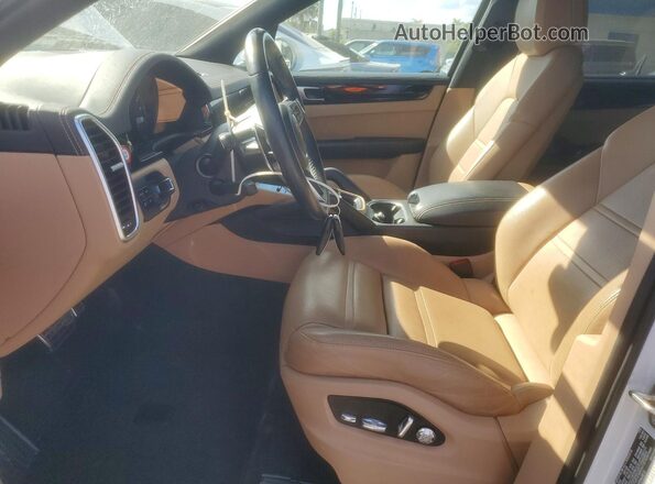 WP1AB2AY6KDA60812 2019 PORSCHE CAYENNE White Widok wnętrza z przodu