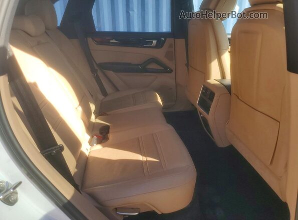 WP1AB2AY6KDA60812 2019 PORSCHE CAYENNE White Widok wnętrza z tyłu