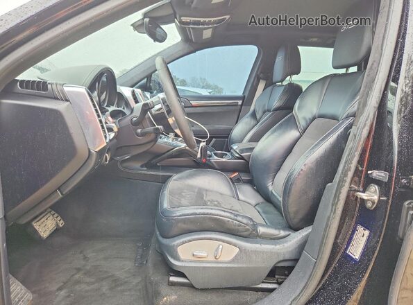 WP1AD2A27HLA81785 2017 PORSCHE CAYENNE Черный Вид салона спереди