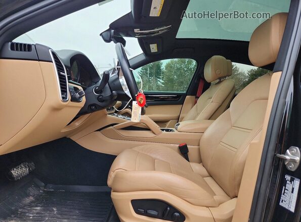 WP1BA2AY7NDA50088 2022 PORSCHE CAYENNE Черный Вид салона спереди