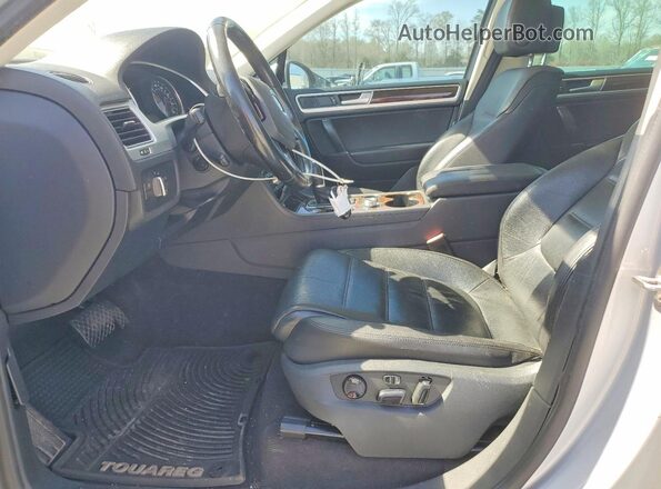 WVGEF9BP7GD001843 2016 VOLKSWAGEN TOUAREG Серебряный Вид салона спереди