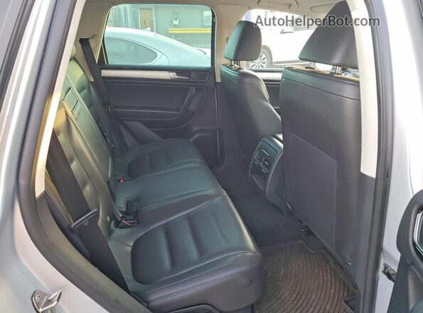 WVGEF9BP7GD010185 2016 VOLKSWAGEN TOUAREG Серебряный Вид задних сидений