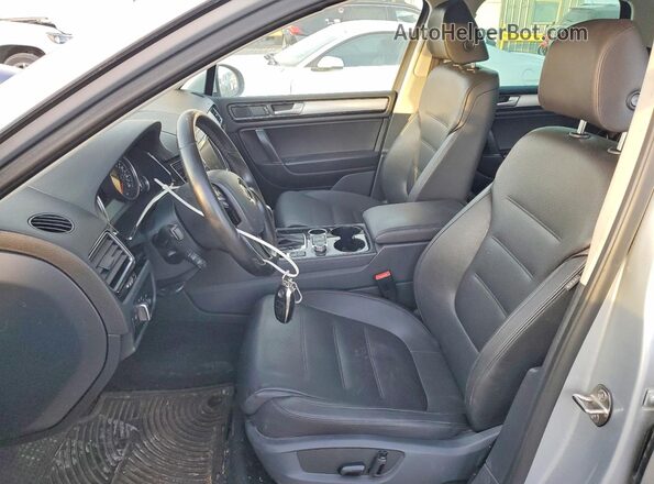 WVGEF9BP7GD010185 2016 VOLKSWAGEN TOUAREG Серебряный Вид салона спереди