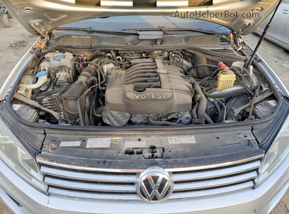 WVGEF9BP7GD010185 2016 VOLKSWAGEN TOUAREG Серебряный Вид задней части салона