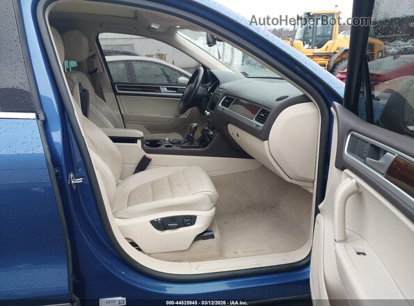 WVGEF9BP9GD003397 2016 VOLKSWAGEN TOUAREG Синий Вид салона спереди