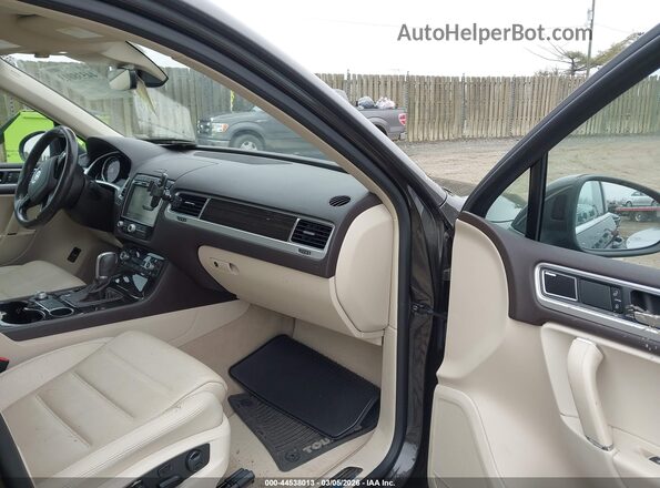 WVGGF7BP7HD005888 2017 VOLKSWAGEN TOUAREG Серый Вид салона спереди