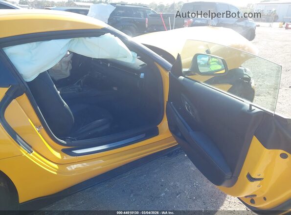 WZ1DB2C05NW047937 2022 TOYOTA GR SUPRA Желтый Вид салона спереди