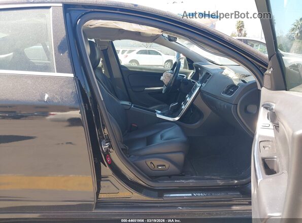 YV126MFKXG1392877 2016 VOLVO S60 Черный Вид салона спереди