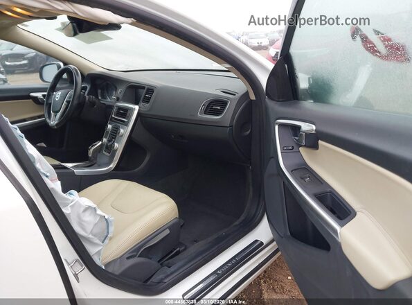 YV126MFL0H2422876 2017 VOLVO S60 Белый Вид салона спереди