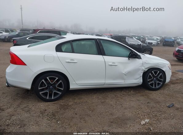 YV126MFL0H2422876 2017 VOLVO S60 Белый Вид задней части салона